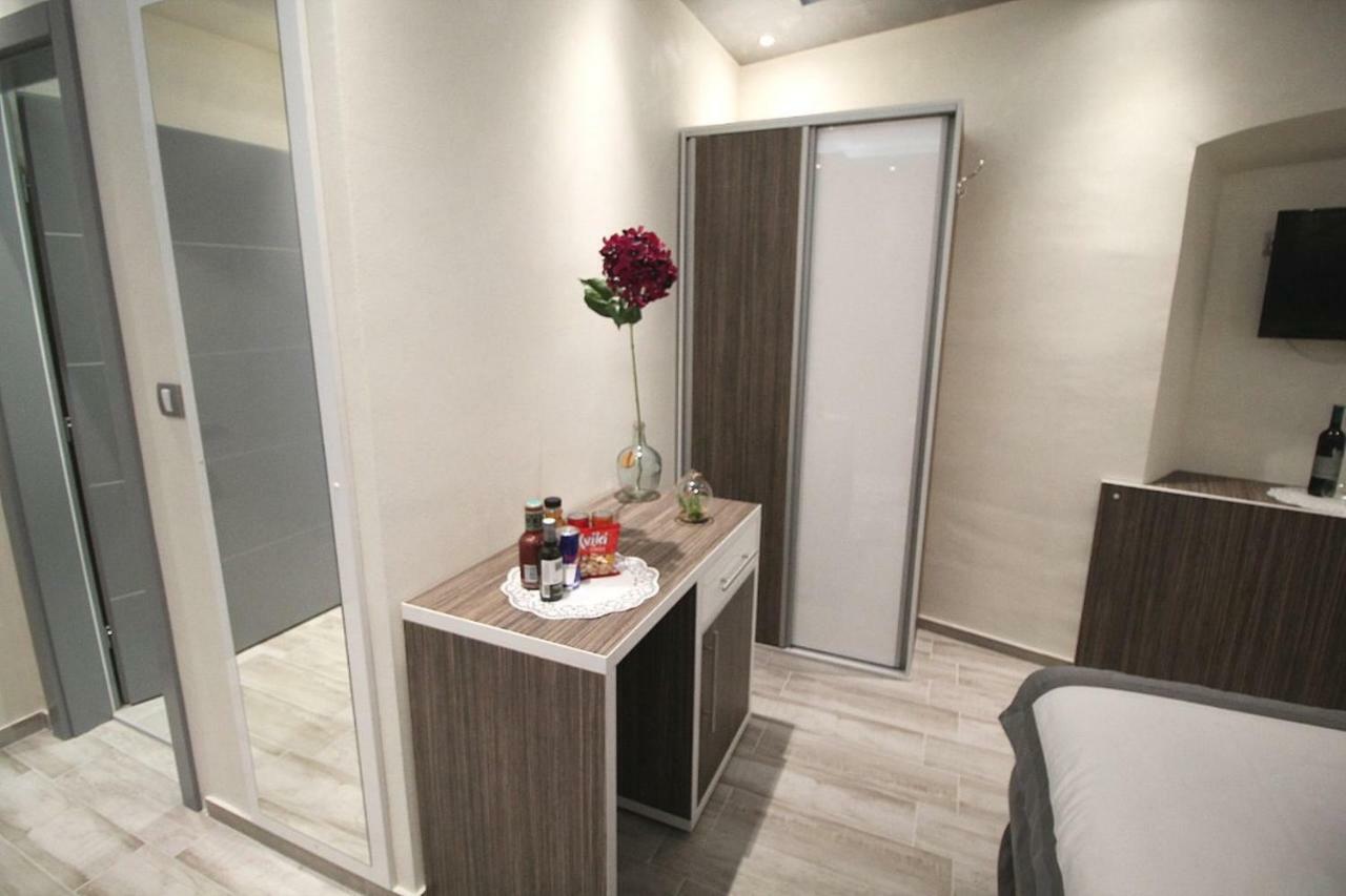 Sette Stanze Hotel Porec Bagian luar foto