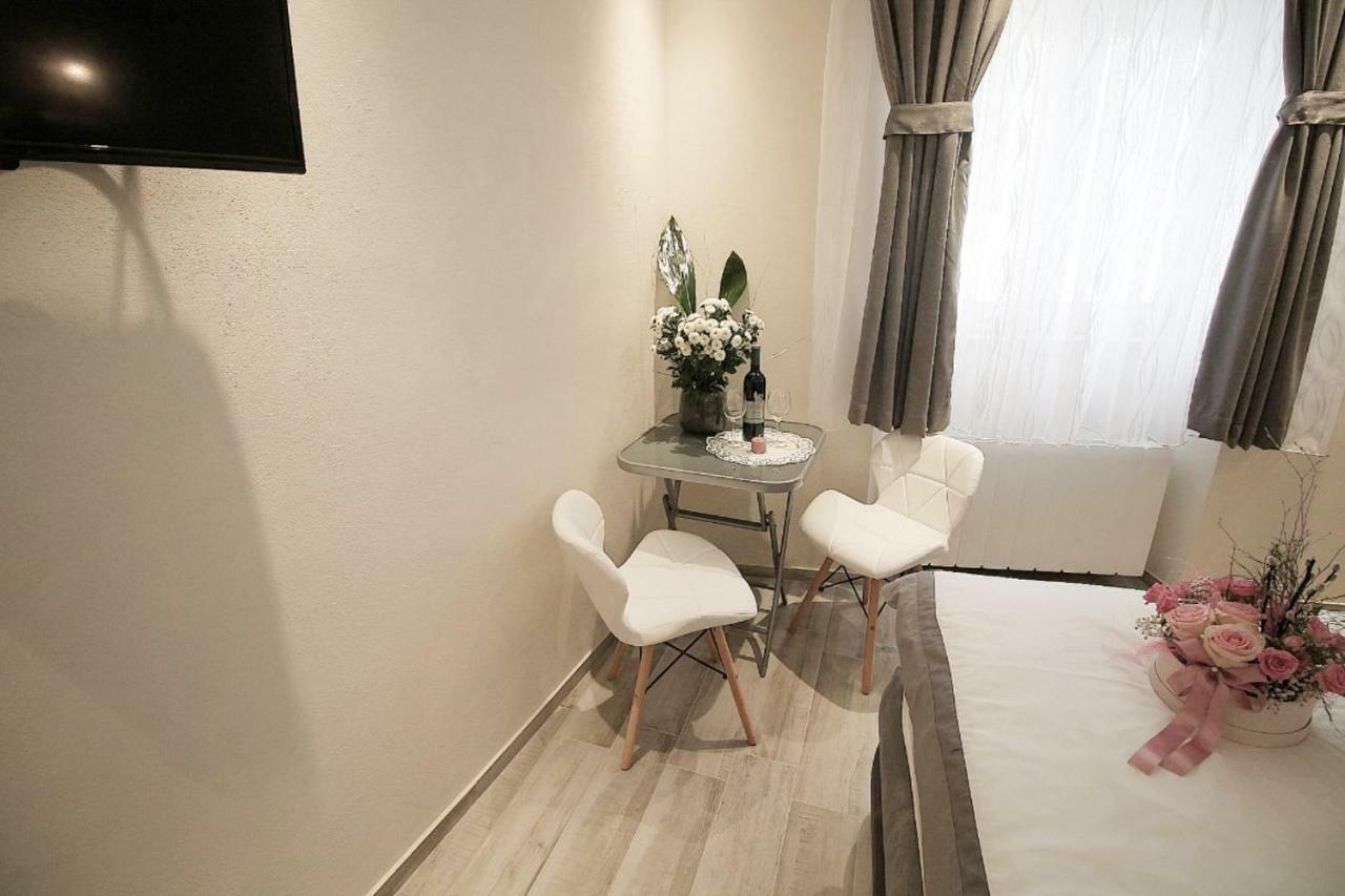 Sette Stanze Hotel Porec Bagian luar foto