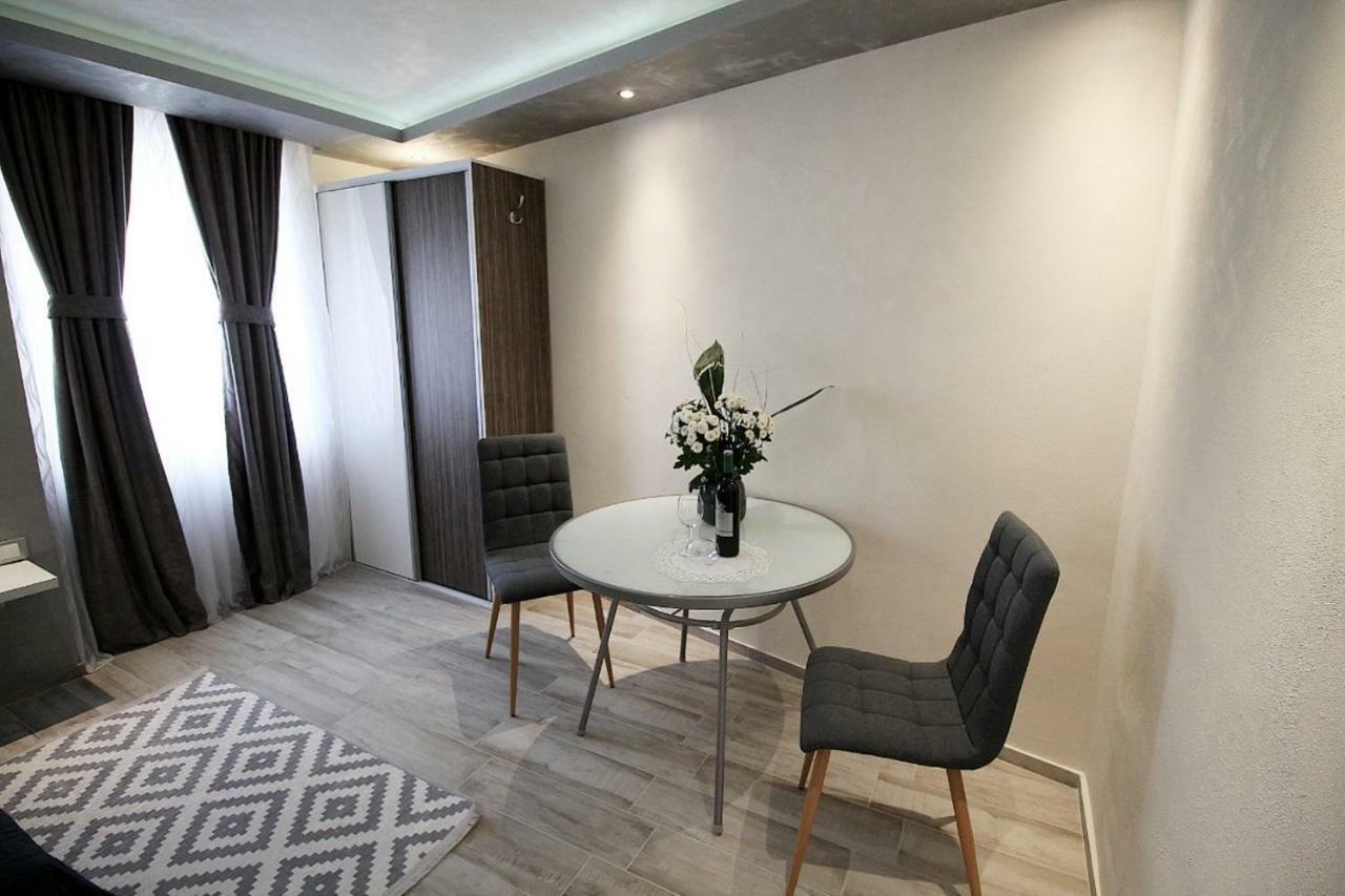 Sette Stanze Hotel Porec Bagian luar foto